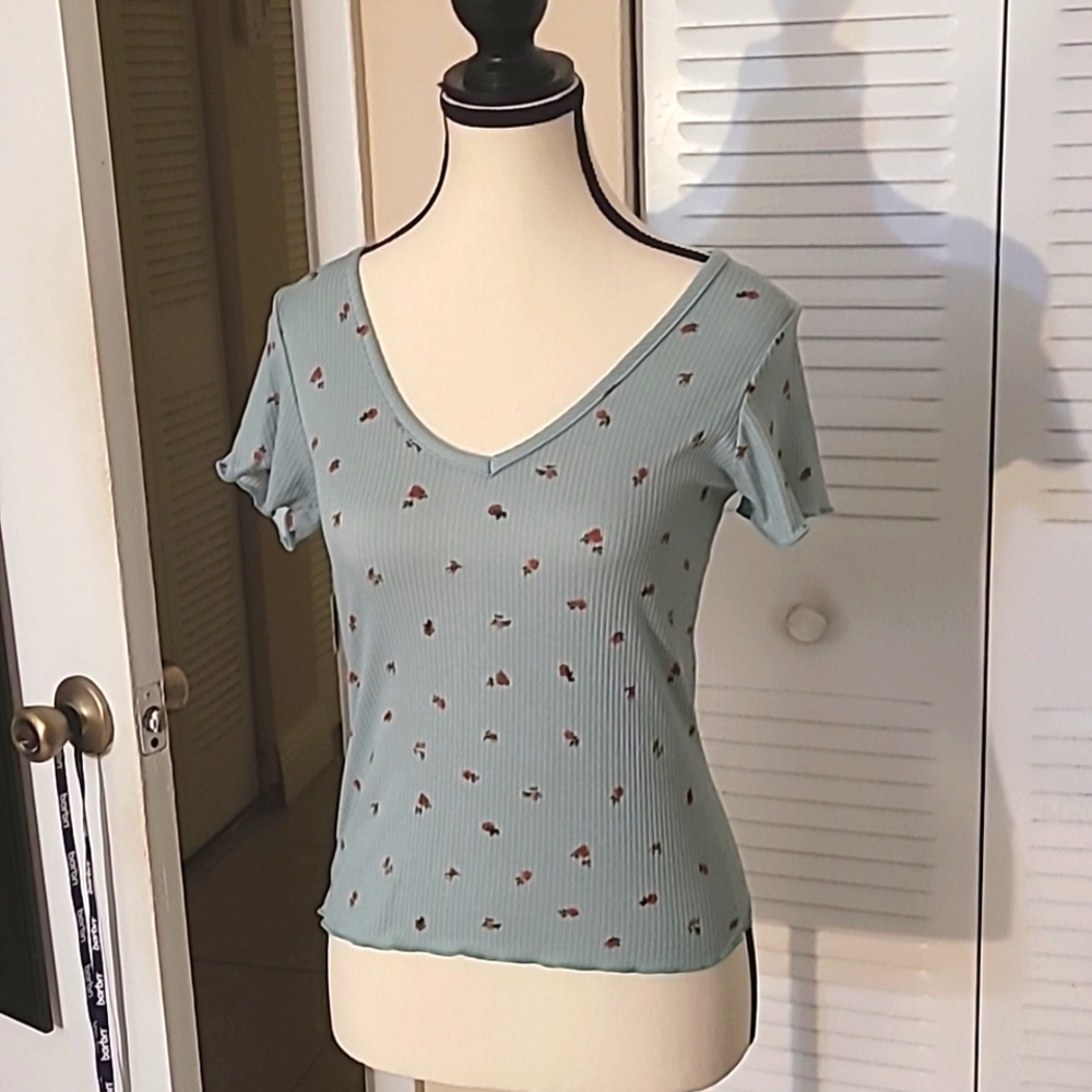 Livi by Olivia Rae Green with roses woman's top Size Small